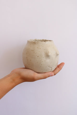 Vaso de cerâmica de corpo de mulher feito à mão